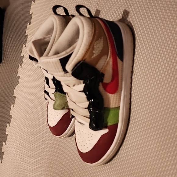 Jordan's high tops - Picture 2 of 5